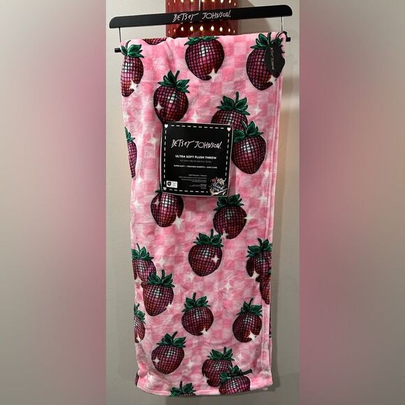 Betsey Johnson Ultra plush blanket disco strawberry  blanket NWT - Picture 1 of 6